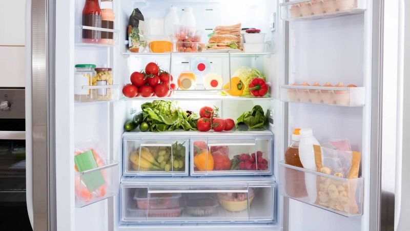Nếu vội vàng cho thực phẩm vào tủ, bạn có thể làm hỏng chúng vì mùi khó chịu