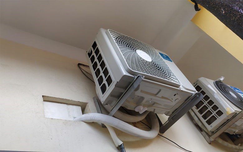 Cục Nóng Máy Lạnh Bị Chảy Nước Có Sao Không Và Cách Khắc Phục Hiệu Quả 2 cục nóng máy lạnh bị chảy nước