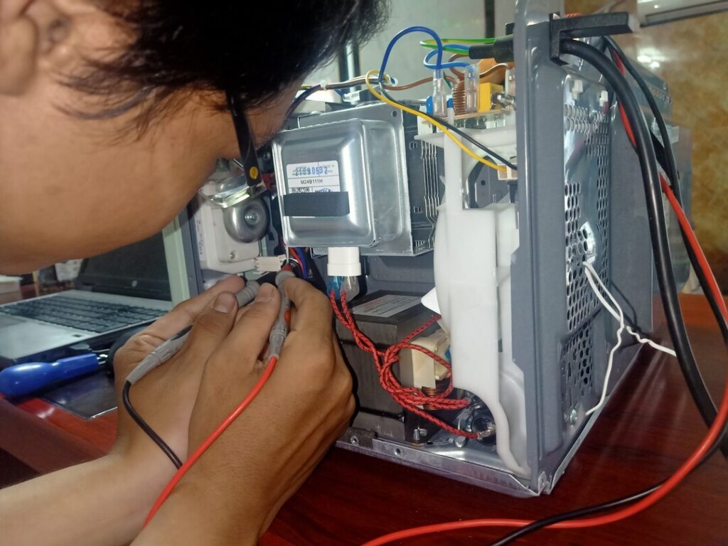 Sửa lò vi sóng Sửa lò vi sóng – Giải pháp tối ưu cho các vấn đề phổ biến tại nhà bạn
